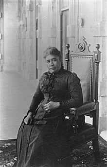 Reĝino Liliʻuokalani, sesila ene de ʻIolani Palace.
