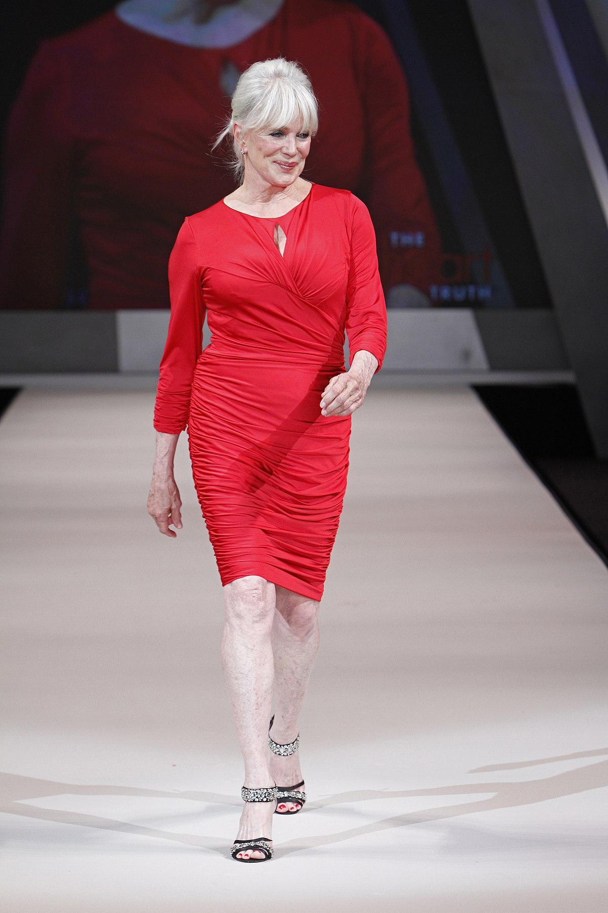 File Linda Evans In Tadashi Shoji 03 Jpg Wikimedia Commons