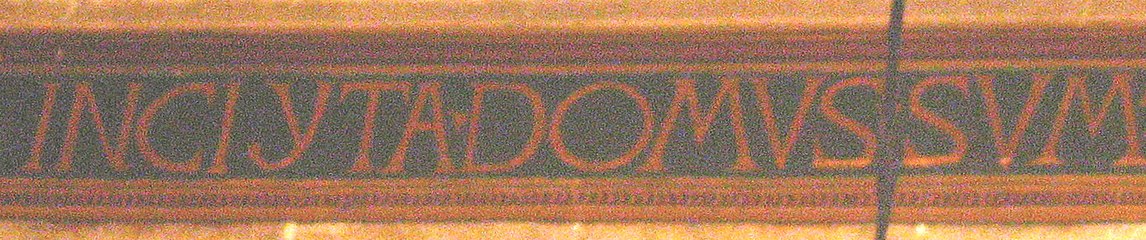 Detall de la inscripció llatina de la Llotja de la Seda