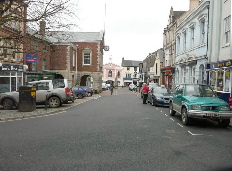 File:Looking south along the High Street - geograph.org.uk - 3412760.jpg