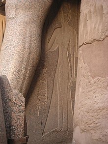 Bintanat soos uitgebeeld aan die kant van die standbeeld van Ramses II by Luxor.