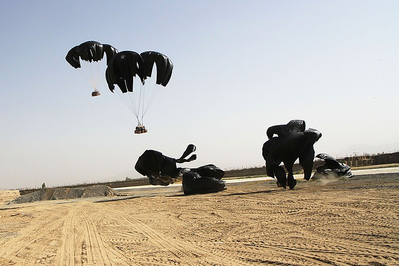 File:Low-altitude drops cut costs, keep soldiers safe 130808-Z-LN227-015.jpg