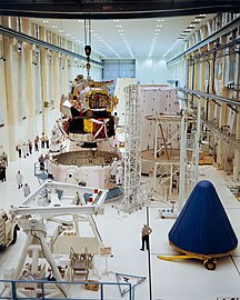 Az LM–1 végszerelése Cape Canaveralen