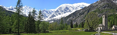 Die alte Kirche und die alte Linde im Ortsteil Duorf, im Hintergrund das Monte-Rosa-Massiv