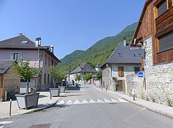 Mairie et centre-bourg de Saint-Jean-de-la-Porte (été 2018).JPG