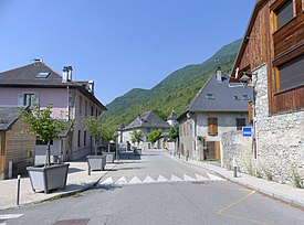 Mairie et centre-bourg de Saint-Jean-de-la-Porte (été 2018).JPG