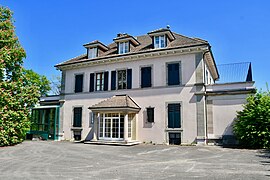 Maison de maître « Les Pins » (connue également sous les intitulés « Maison Cramer » ou « villa Roelbo »), Chemin de la Fontaine 23, 46° 14′ 41″ N, 6° 08′ 40″ E