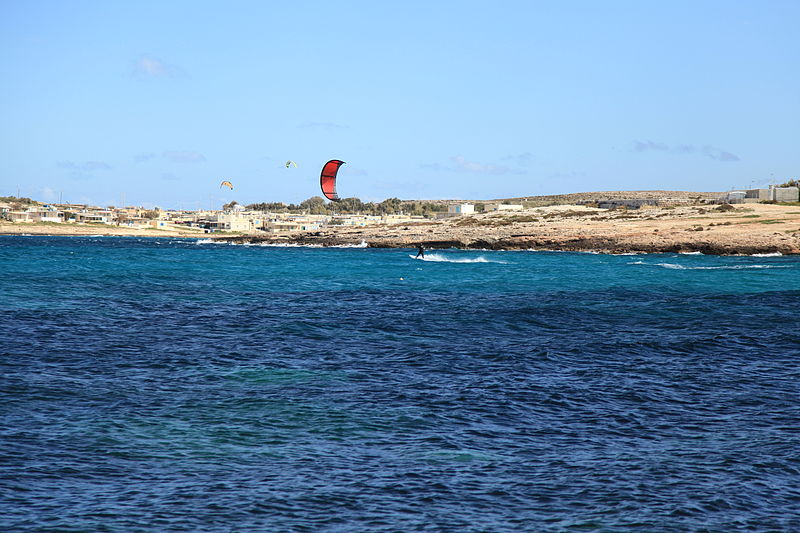 File:Malta - Mellieha - Triq ir-Ramla tat-Torri l-Abjad - Kitesurfing (Triq Ramlet il-Qortin) 01 ies.jpg