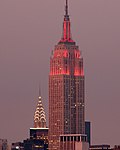 Le Chrysler Building (à gauche) et l'Empire State Building (à droite), à New York, inaugurés en 1929 et 1931, de style art déco.