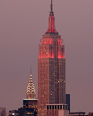 L'Empire State Building, et le Chrysler Building au second plan.