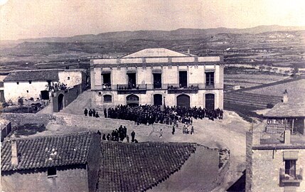 Manifestació del Primer de Maig, davant del local social, "la Casa". Anys 20 segle xx.