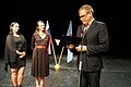 Predseda Marián Gešper udeľuje dokument o zakladajúcom členstve v Matici slovenskej