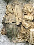 Tjänstekvinnan vid Jesu frambärande i templet, kapitälband på Martebo kyrka. Kvinnan bär på duvor i en korg och ett offerljus. Hennes klänning har varit bemålad i en mörkt grön färg vilket ännu bevarade pigment vittnar om.