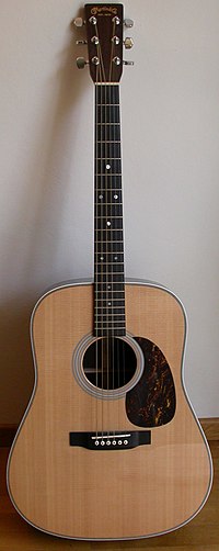 Аккустическая гитара, тип корпуса дредноут.