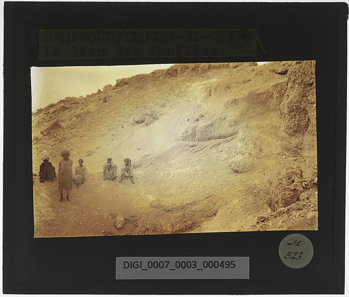 File:Medamud. Elouet El Ghir. Workers pose at the excavation site 01.jpg
