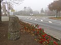 Vollmeilenstein an der Altona-Lübecker Chaussee in Kayhude/Heidkrug. Entfernung nach Altona 4 Meilen (30 km), nach Lübeck 5½ Meilen (42 km). Im Hintergrund zweigt rechts der weitere Verlauf der Altona-Lübecker Chaussee ab. Geradeaus beginnt die Altona-Neustädter Chaussee.