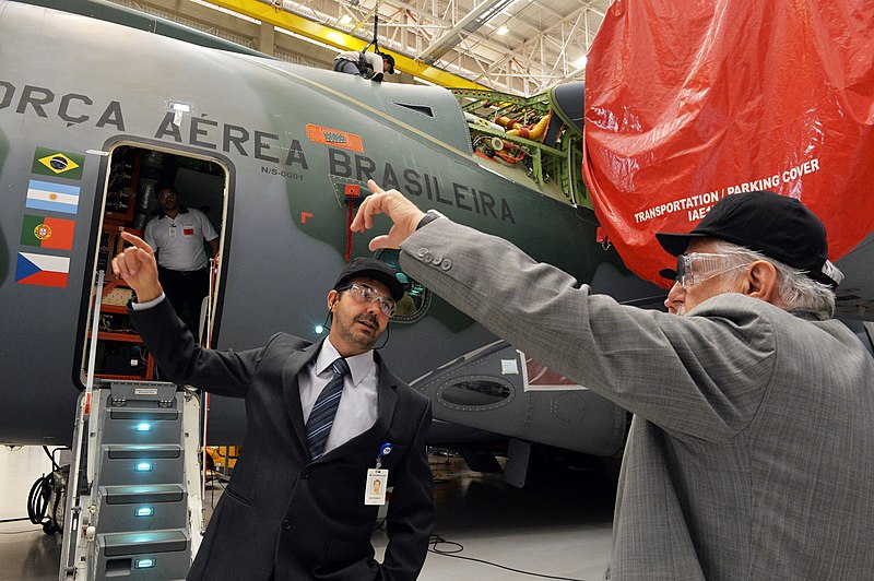 File:Ministro Jaques Wagner em visita às instalações industriais da Embraer (20496207450).jpg