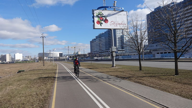 File:Minsk bike path - near Viasnianka - 2015 AD.JPG