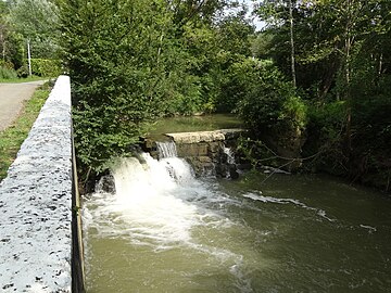 L'Arrats à l'est du village, au niveau du barrage lié au moulin de Moncorneil.