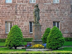 Statue de Sainte Odile dans le jardin du cloître