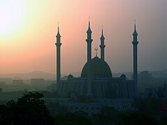 September 2010:Nigerianische Nationalmoschee in Abuja im Staub des Harmattan