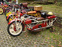 De felle kleuren van de Böhmerland-motorfietsen werden fabriek af geleverd