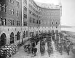 Véhicules de transport devant la brasserie en 1896.