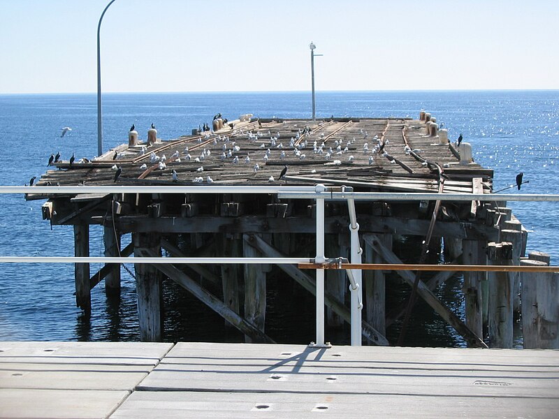 File:OIC busselton 2005 end of jetty.jpg