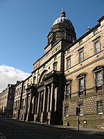 Эдинбургский университет (надстроен куполом)