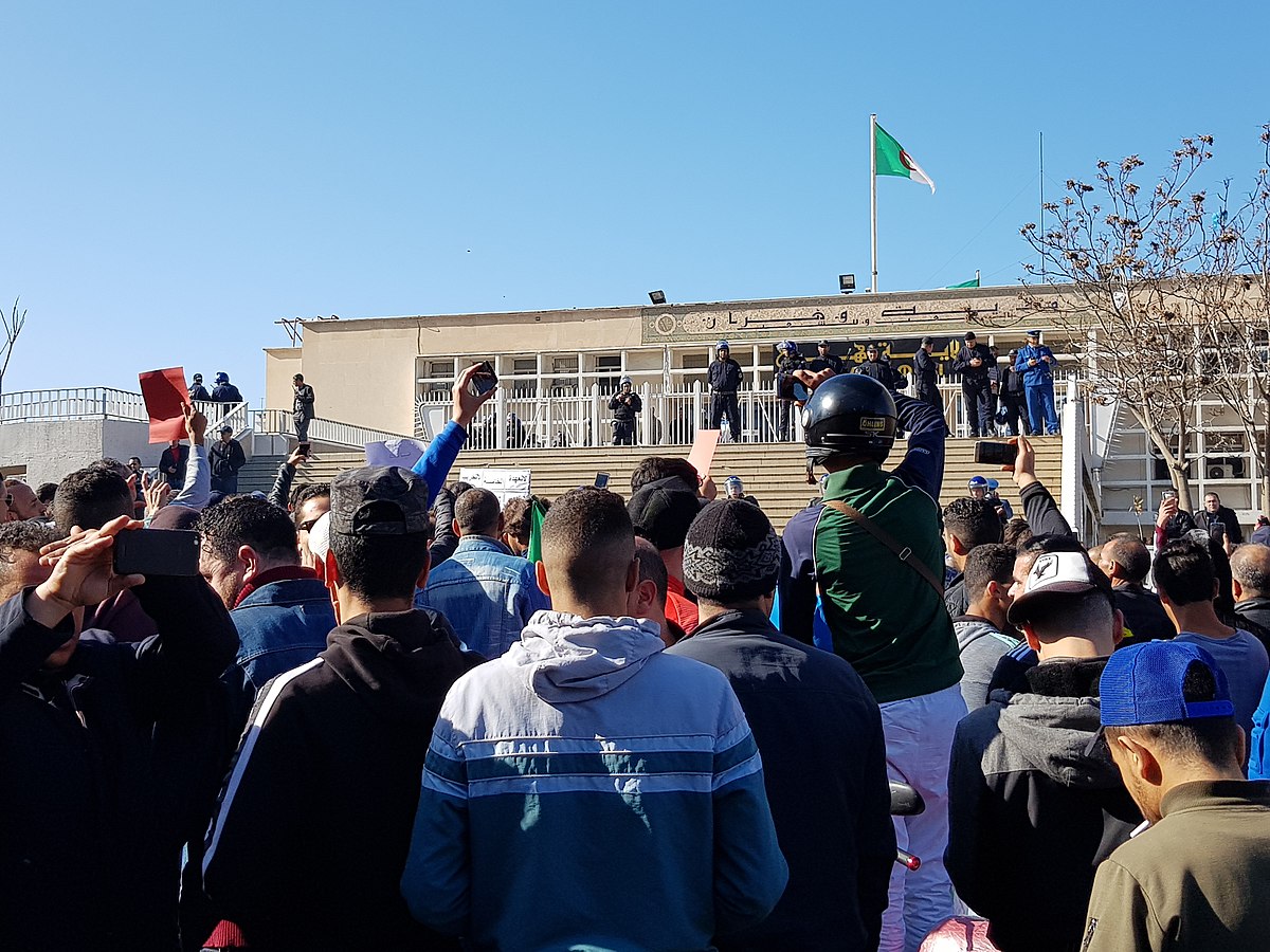 Algérie: seul le drapeau algérien toléré dans les manifestations