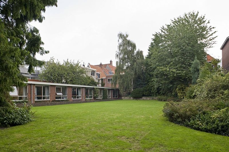 File:Overzicht van de tuin achter het gebouw - Groningen - 20416181 - RCE.jpg