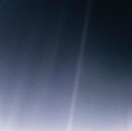 «Бледно-голубая точка» — фотография Земли с расстояния 5,9 миллиарда километров