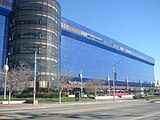 Pacific Design Center, Hollywood, California (1975), junto con Norma Merrick Sklarek