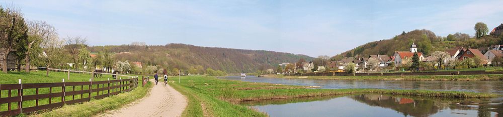 Der Weserradweg bei Würgassen. Rechts vom Weg sind als Beispiel am Weg ein paar Buhnen zu sehen. Diese Dämme drängen wie "Ministaudämme" das Wasser zur Flußmitte hin und erhöhen so den Pegel im Fluß und in der Fahrrinne etwas (siehe auch hier in der Wikipedia)