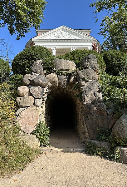 File:Pantheon im Wörlitzer Park 02.jpg