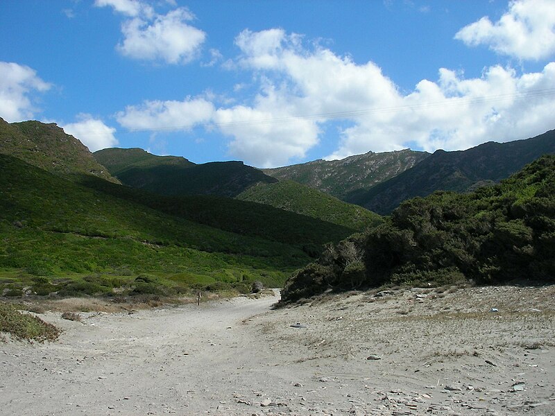 File:Paysage depuis la plage à l'anse d'Aliso (2).jpg