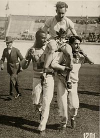 Percy Williams voitettuaan 100 metrin olympiakultaa Amsterdamissa.