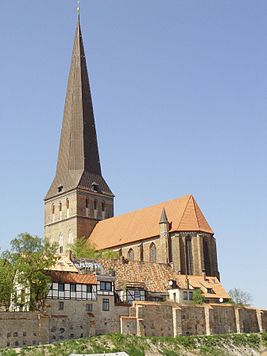 Petrikirche mit Stadtmauer.jpg