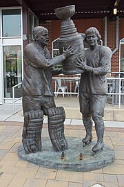 Patung perunggu yang menggambarkan Bernie orang Tua dan Bobby Clarke mengenakan hoki peralatan dan seragam, bersama-sama memegang Stanley Cup trophy