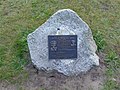 Steen met plaquette bij het monument in het Slenerzand