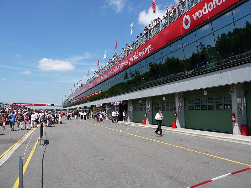 File:Pit lane, 2010 Brno WSR.jpg