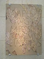Placa epigráfica dedicada a Lucio César.