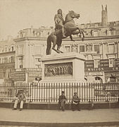 Monumento a Luis XIV en Place des Victoires.