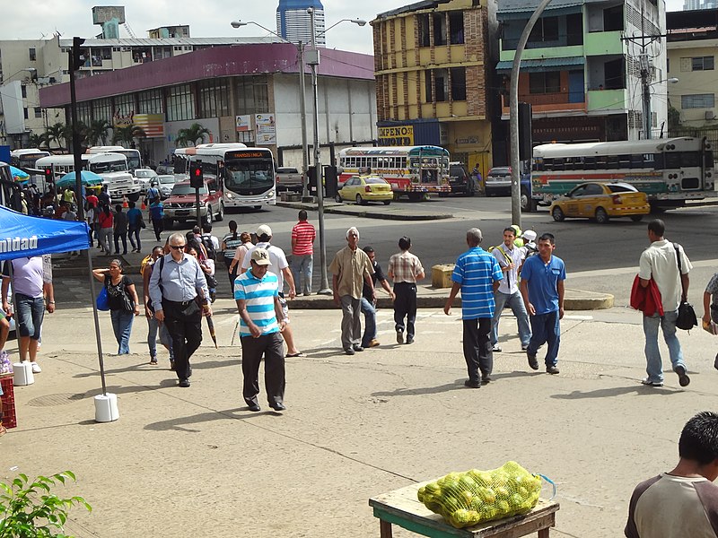 File:Plaza 5 de Mayo Panamá a las 12MD.JPG