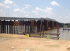 Il ponte provvisorio sul Tonlé Sap, a giugno 2019 sulla destra possiamo vedere l'inizio dei lavori di costruzione del ponte Prek Tasek