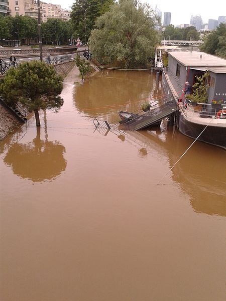 File:Pont de Levallois Seine en Crue Juin 2016 08.jpg