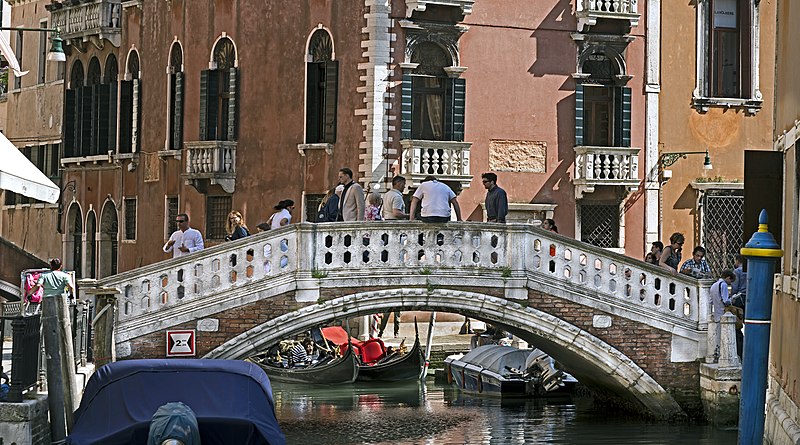 File:Ponte dei Frari (Venice).jpg