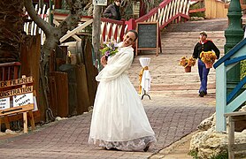 Olive Oyl et Popeye à l'arrière plan (scène du mariage).