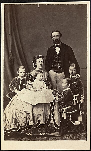 File:Portrett av arveprins Oscar (senere Oscar II) og prinsesse Sophie med familie (6961203929).jpg