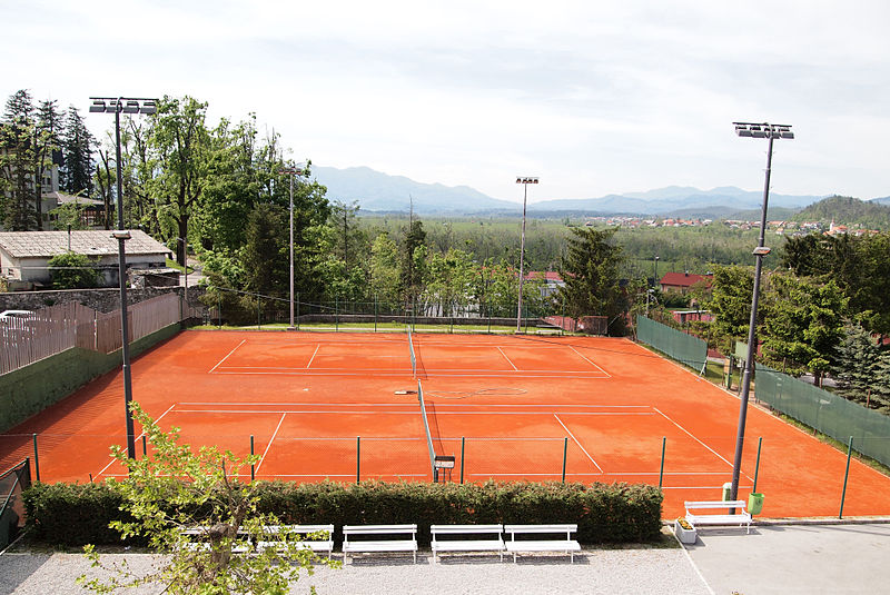 File:Postojna - tennis court.jpg